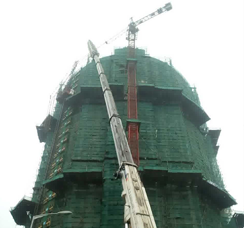 讷河吊车在工地上作业